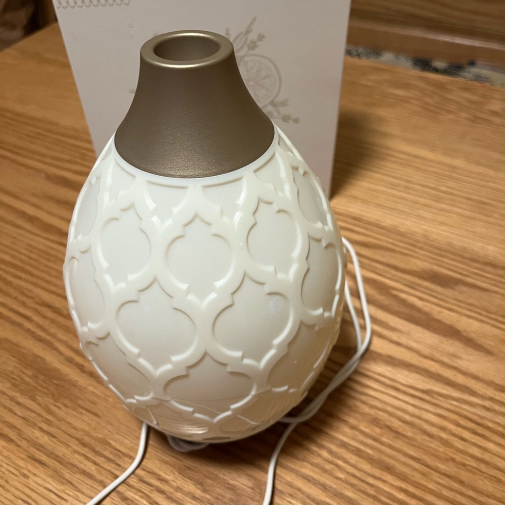 Young Living Desert Mist White Essential Oil Diffuser with Light